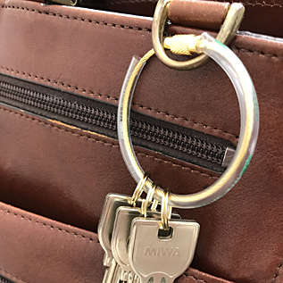 鍵をカバンにつるす