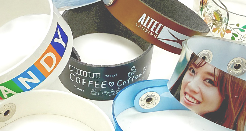 ビニール製リストバンドとPUレザー製リストバンド写真